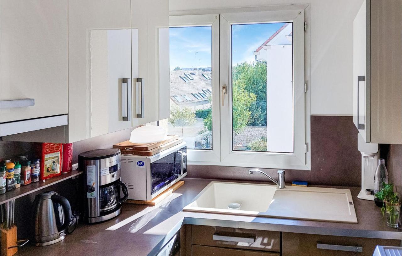 Awesome Apartment In Triel-Sur-Seine With Kitchen Exterior foto
